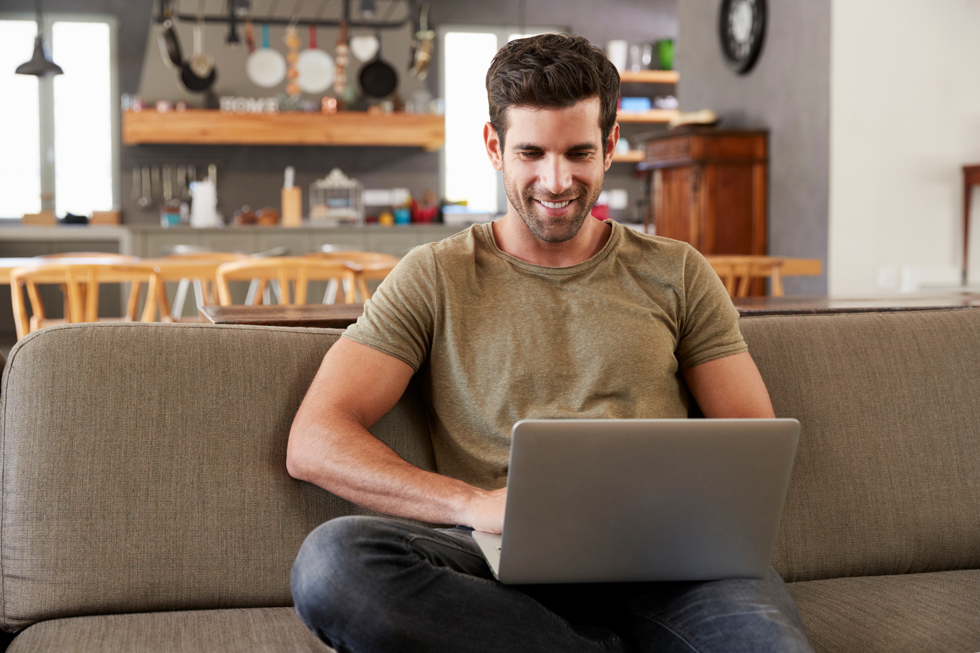 Mockup del portal de HireClinch con score de match (matching IA talento LatAm)